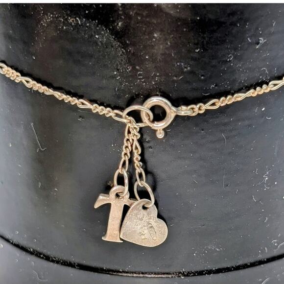 Vtg Dainty 925 Sterling Silver Figaro Chain Heart & Rhinestone 'T' Charm Anklet - Picture 2 of 5